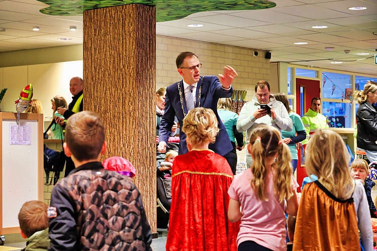 Aankomst van de Sint en zijn Zwarte Pieten in Waarder_062